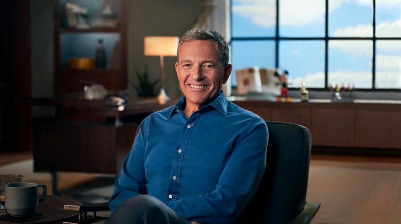 Foto de Bob Iger, diretor executivo e CEO da Disney. Ele está sentado em uma cadeira de escritório e sorrindo.