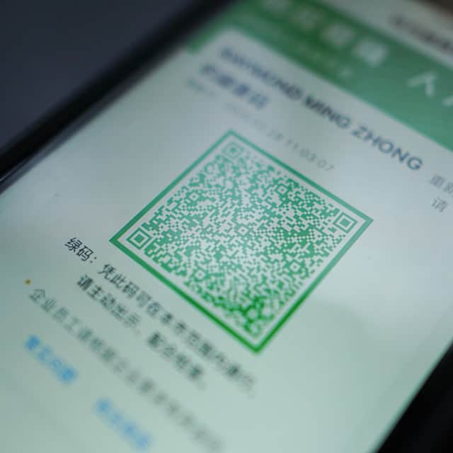 Foto do QR code da China que identifica a situação das pessoas em relação à COVID, na tela de um celular, com caracteres chineses embaixo