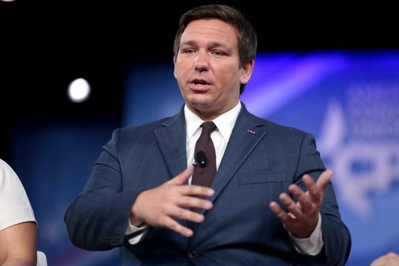 Foto do governador da Flórida, Ron DeSantis, em uma coletiva de imprensa 