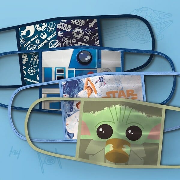Foto das máscaras com estampas de Star Wars que começaram a ser vendidas pela Disney, com estampas do Baby Yoda, R2-D2 e outras 