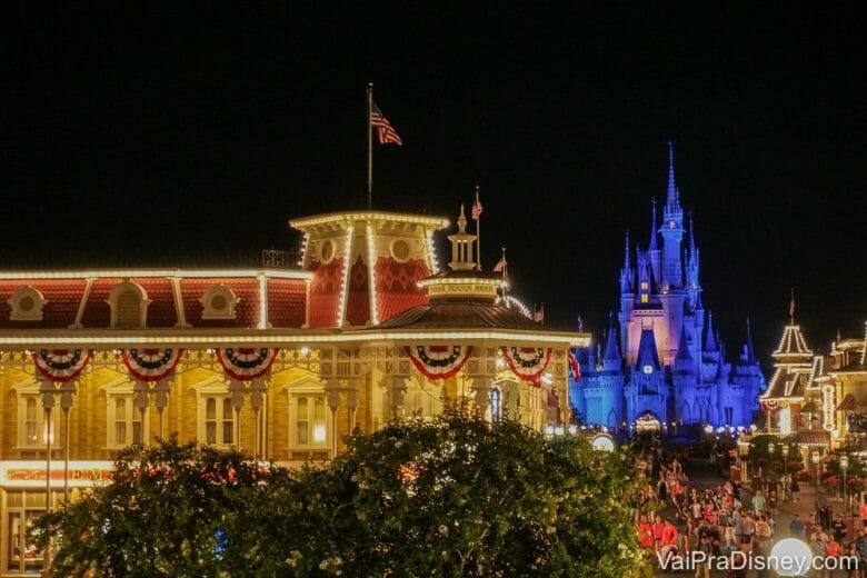 Imagem do Magic Kingdom. Para quem quiser aproveitar a promoção do Hurb para visitar os parques, é preciso muita flexibilidade.