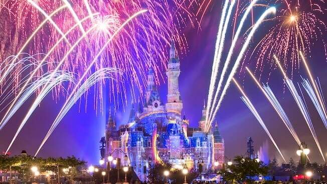 Foto do show de fogos Ignite the Dream na Disneyland de Shanghai, com o castelo ao centro. 