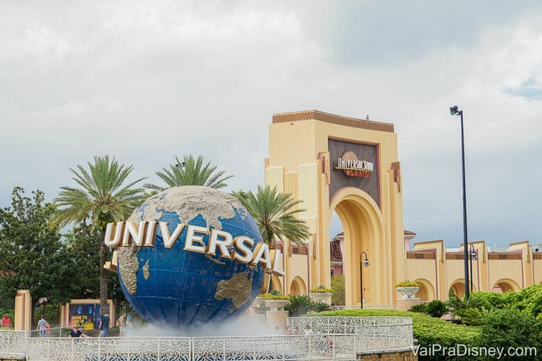 Imagem do globo que é a logo da Universal, na entrada do parque temático em Orlando. 