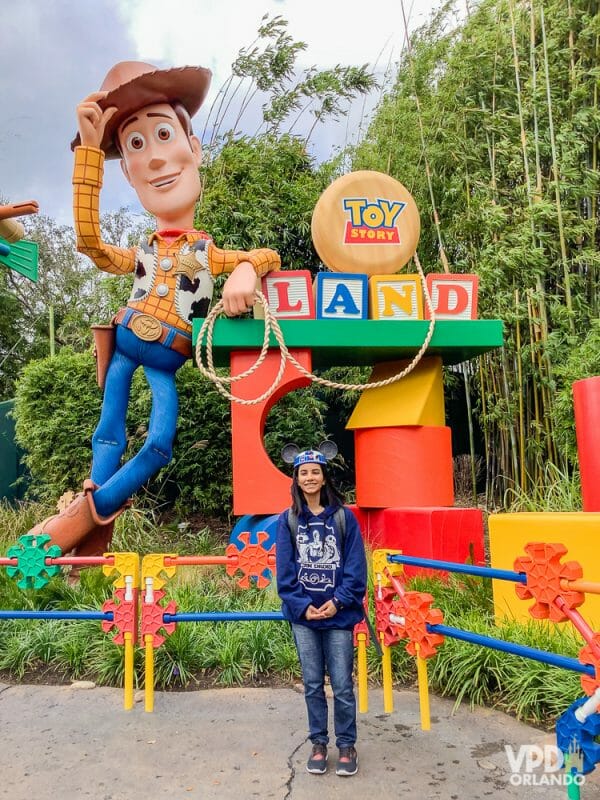 Foto da Carol, que escreveu ao Viagem do Leitor pra contar sua experiência como vegana na Disney, no cenário da Toy Story Land 