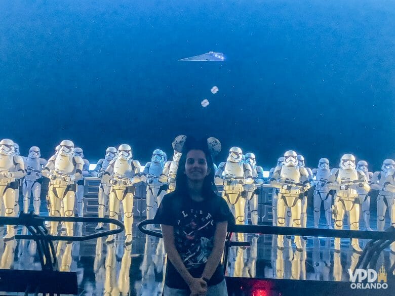 Foto da Carol, que escreveu ao Viagem do Leitor sobre sua experiência como vegana na Disney, com os stormtroopers da atração Rise of the Resistance 