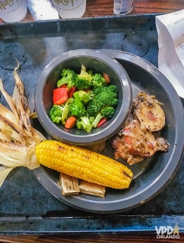 Foto da comida da Carol, que escreveu ao Viagem do Leitor, no Três Vassouras: milho cozido, batata doce e legumes 