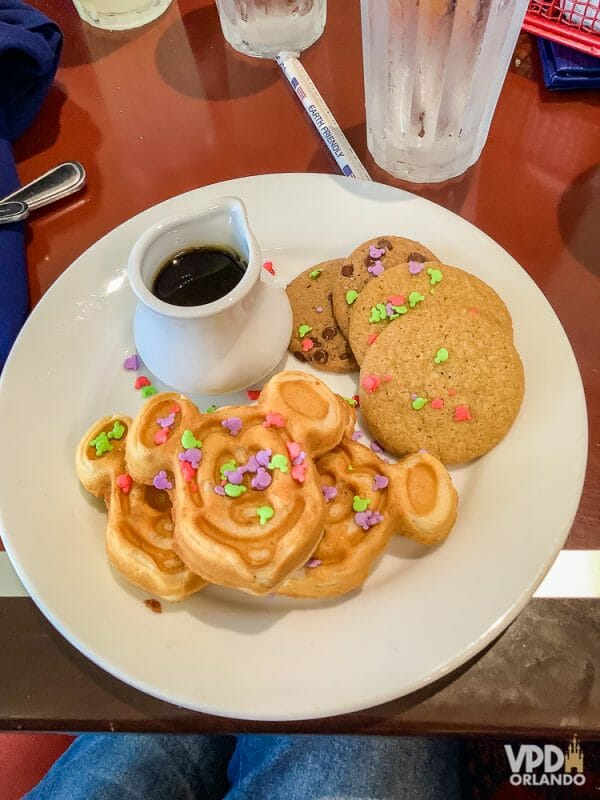 Foto da comida da Carol no Chef Mickey's, com cookies e waffles do Mickey cobertos de confeitos coloridos 