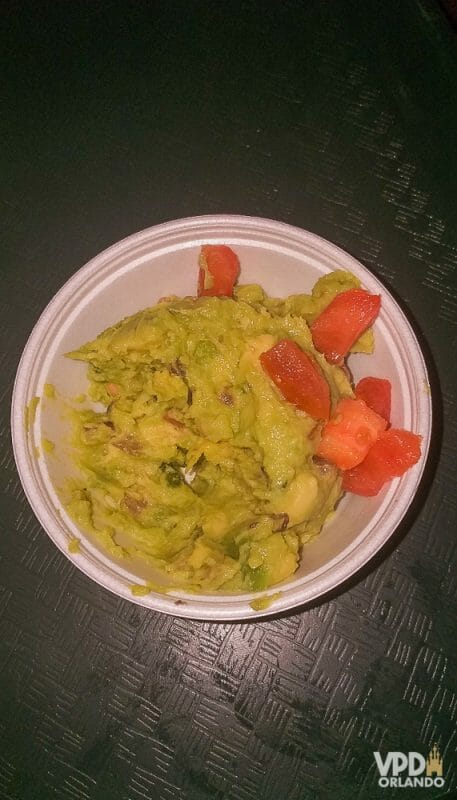 Foto da comida da Carol, que escreveu ao Viagem do Leitor sobre sua experiência como vegana na Disney, um potinho com guacamole 