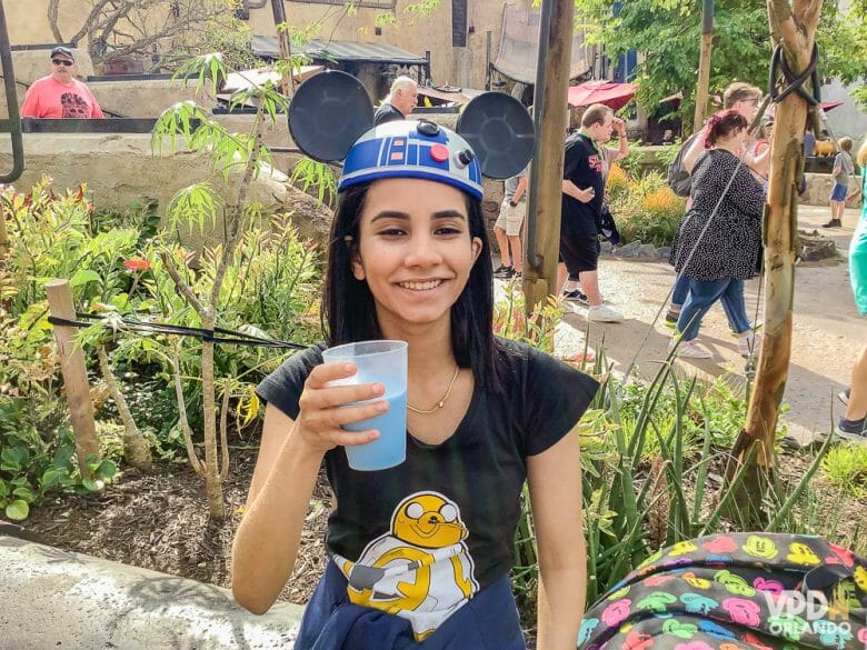 Foto da Carol, que escreveu ao Viagem do Leitor pra contar sua experiência como vegana na Disney, bebendo o blue milk da Star Wars Land 