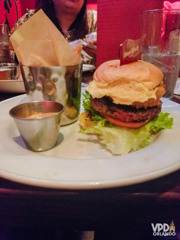 Foto da comida da Carol, que escreveu ao Viagem do Leitor, no Hard Rock Café, um hambúrguer vegano com batatas ao lado. 