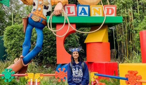 Foto da Carol, que escreveu ao Viagem do Leitor pra contar sua experiência como vegana na Disney, no cenário da Toy Story Land