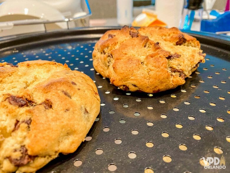 Foto de dois cookies com gotas de chocolate sobre uma assadeira 