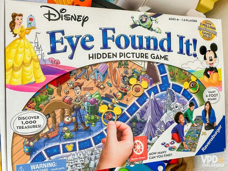 Foto de um jogo de tabuleiro chamado Eye Found It!, que a Renata usa para distrair a Julinha na quarentena 