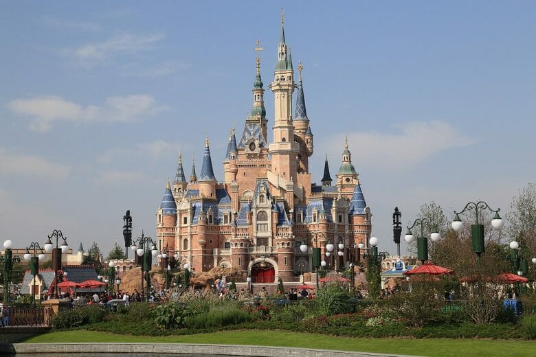 Foto do castelo da Disneyland de Shanghai, com o céu azul ao fundo