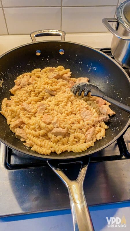 Foto da panela sobre o fogão com o fettuccine sendo preparado 