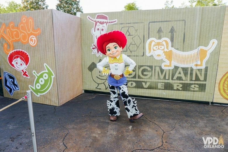 Foto da personagem Jesse, de Toy Story, posando para fotos no ponto de encontro com visitantes. 