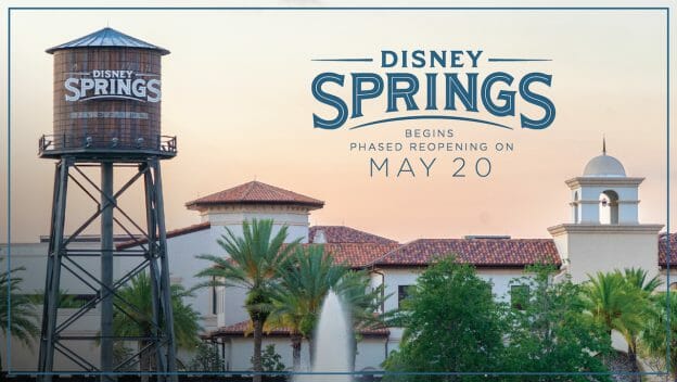 Foto do anúncio da Disney da reabertura de Disney Springs, com a caixa d'água com o nome do local e o texto "Disney Springs begins phased reopening on may 20"