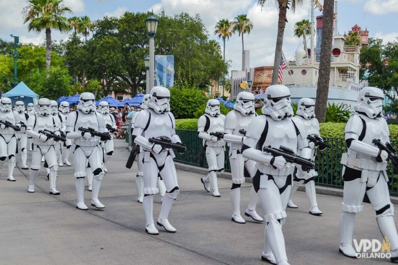 Foto de um desfile de Stormtroopers no antigo Star Wars Weekend, andando pelo Hollywood Studios com suas armas. 