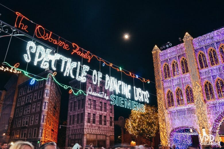 Foto do Hollywood Studios iluminado durante a The Osborne Family Spectacle of Dancing Lights, a o especial de iluminação de Natal que deixou saudades! 