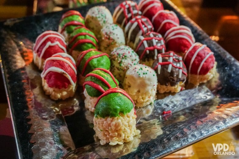 Foto dos docinhos na bandeja em uma das muitas dessert parties da Disney. Saudades de quando isso nem era comum. 