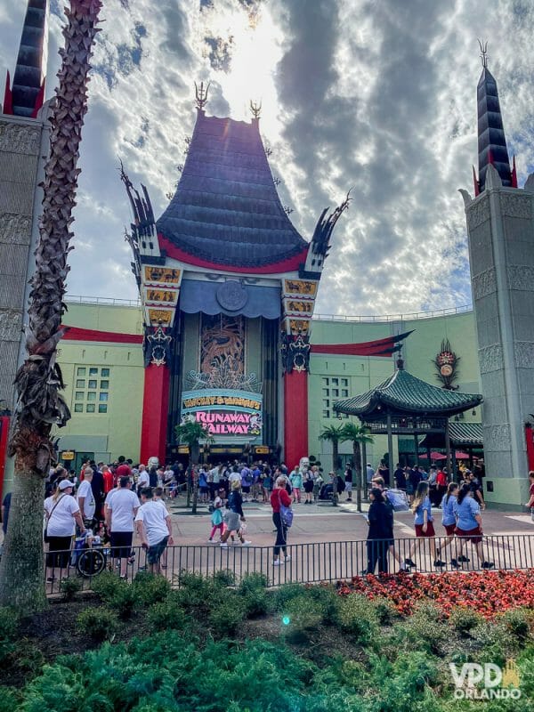 Foto do teatro Chinês no Hollywood Studios, já com a nova atração que ele abriga, a Mickey & Minnie's Runaway Railway 