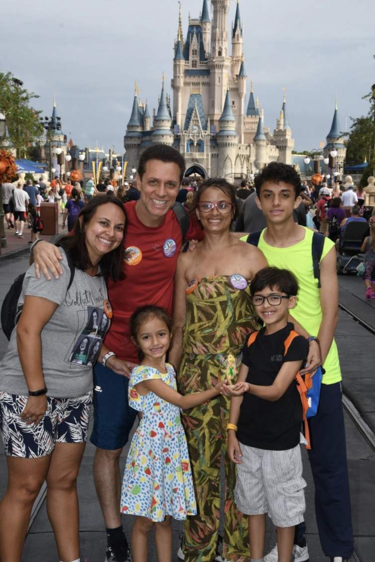 Foto do leitor Fabiano, que escreveu ao "Viagem do Leitor" do VPD, com sua família em frente ao castelo da Cinderela no Magic Kingdom