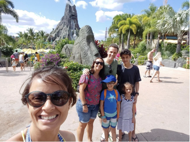 Foto do leitor Fabiano, que escreveu para o "Viagem do Leitor" do VPD, com sua família em frente ao Vulcão do Volcano Bay 