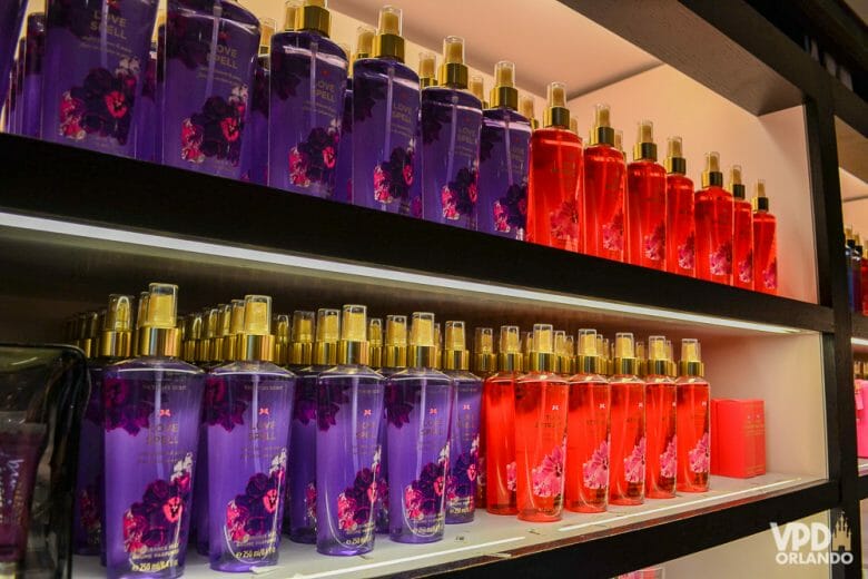 Foto de perfumes da Victoria's Secret à venda em uma prateleira de loja, em embalagens roxas e vermelhas 