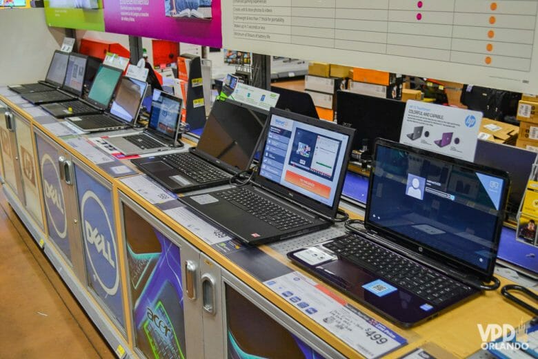 Foto de diversos notebooks à venda em uma loja, com o logo da marca Dell à vista. 