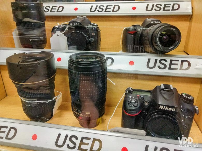 Foto de diversas lentes e câmeras fotográficas expostas em uma vitrine
