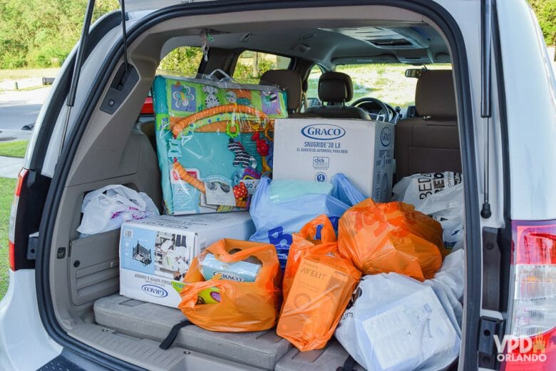 Para enxoval, vale convidar a família pra viagem e aproveitar a cota deles na hora de passar na alfândega. Foto de um porta-malas de carro cheio de sacolas de compras 