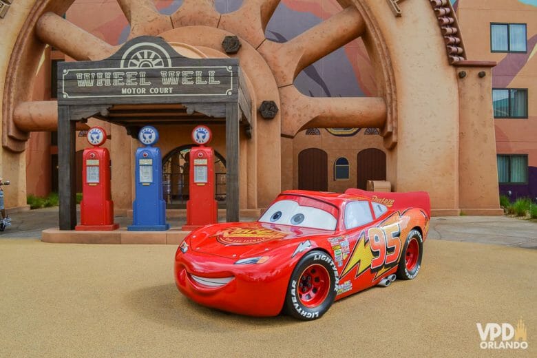 Foto da área do Carros no Art of Animation, onde é possível ver uma réplica do Relâmpago McQueen. O clima Disney está em todo o ambiente dos hotéis.