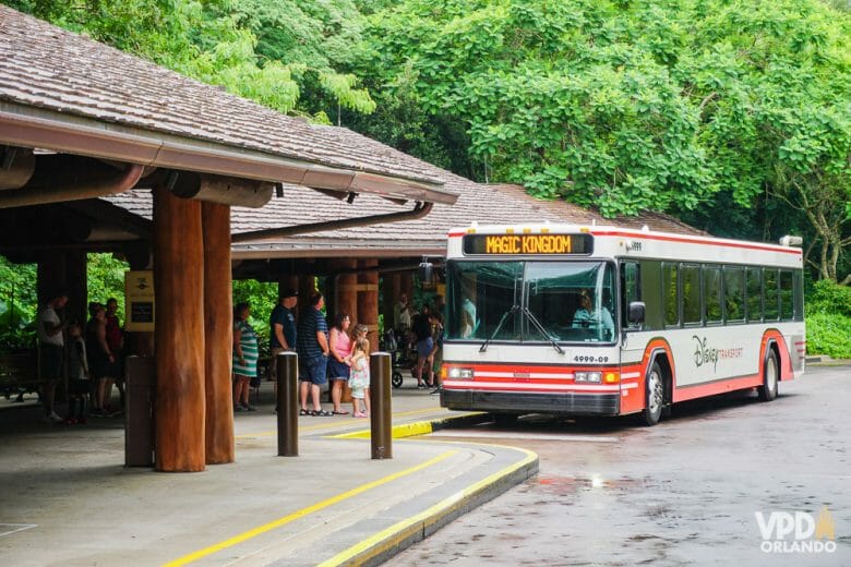 Foto do ônibus da Disney chegando para buscar visitantes no hotel, com destino ao Magic Kingdom. 