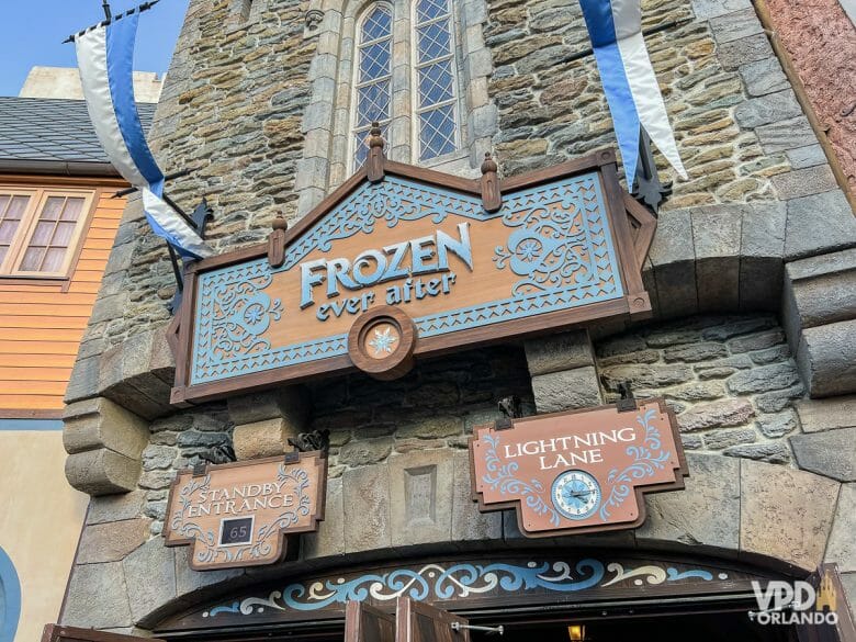Foto da fachada da Frozen Ever After, com as entradas de Stand-by e Lightning Lane pelo Genie+.