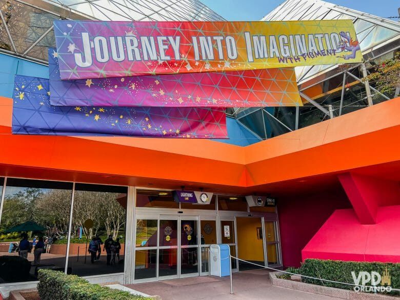 Foto da entrada do Journey into Imagination With Figment no Epcot.