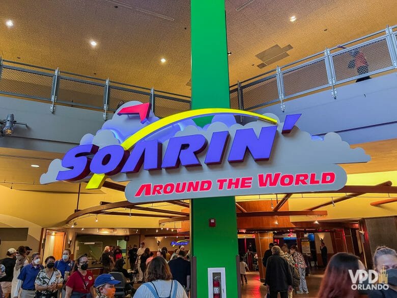 Uma das atrações mais populares do Epcot! Foto da entrada do Soarin', cujo nome está escrito em azul, amarelo e vermelho. 