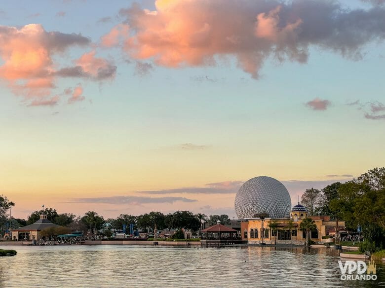 Foto da "bola", a Spaceship Earth, vista do World Showcase no Epcot, com o lago em primeiro plano e ela ao fundo. 