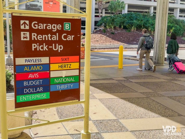Foto da placa do aeroporto indicando o centro de aluguel de carro