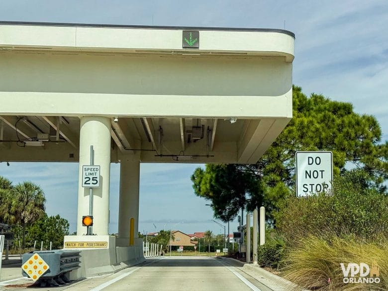 Foto de uma estação de cobrança de pedágio na rodovia em Orlando