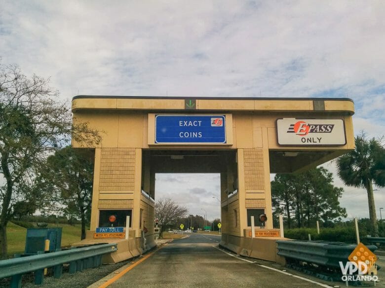 Pedágio em Orlando. Tenha sempre moedas em mãos para pagá-los e evitar a multa salgada. Foto da estação de pedágio na rodovia em Orlando, com a placa que diz "Exact coins'