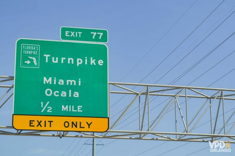 Turnpike, uma estrada boa, mas uma das mais cansativas que dirigi entre Miami e Orlando. Vá descansado! Foto da placa da saída para a Turnpike (a placa diz "Exit 77/Turnpike Miami Ocala 1/2 mile") 