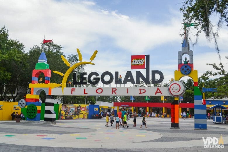 Foto do portal na entrada da Legoland Florida, todo colorido e com o tema Lego 
