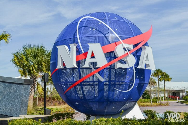 Foto da bola azul que é símbolo da NASA na entrada do Kennedy Space Center, um dos parques fora de Orlando, em Cabo Canaveral 