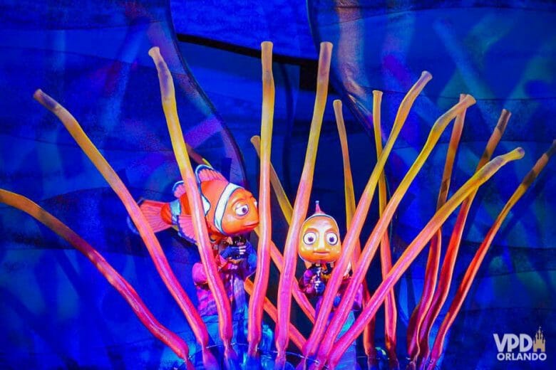 Procurando Nemo no Animal Kingdom. Foto da decoração do musical do Nemo no Animal Kingdom, que mostra Nemo e Marlin em meio às anêmonas em um fundo azul. 