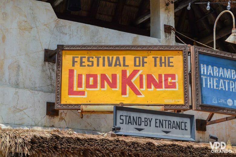 Foto da placa do show do rei Leão no Animal Kingdom, que diz "Festival of the Lion King" em um fundo amarelo 