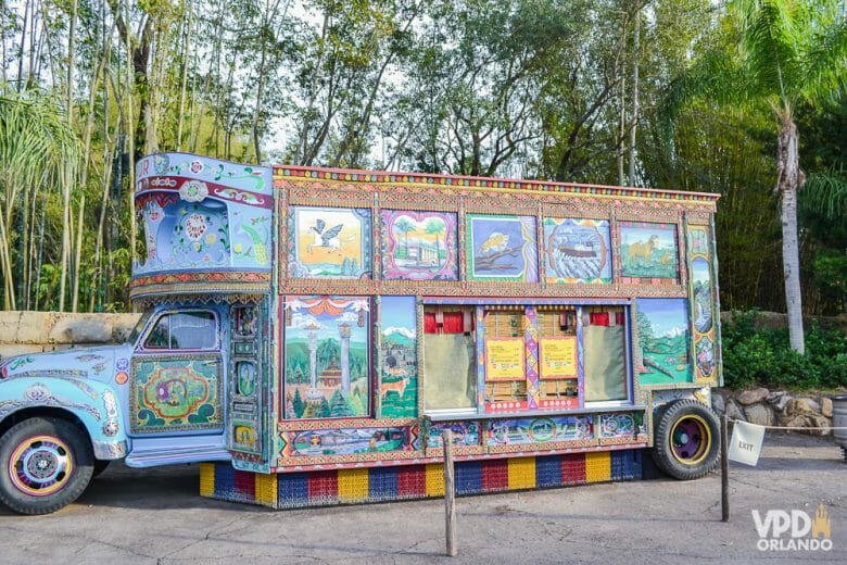 Foto do trailer de sorvete do Animal Kingdom, que é cheio de detalhes na pintura remetendo à Ásia. 