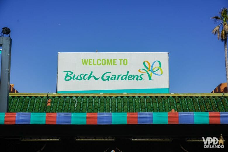 placa escrito Busch Gardens em cima de um telhado, que fica na entrada do parque para visitantes.