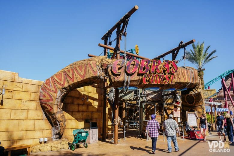 A Cobra's Curse é uma das atrações imperdíveis do Busch Gardens. Foto da entrada na atração Cobra's Curse, com uma placa em formato de cobra. 