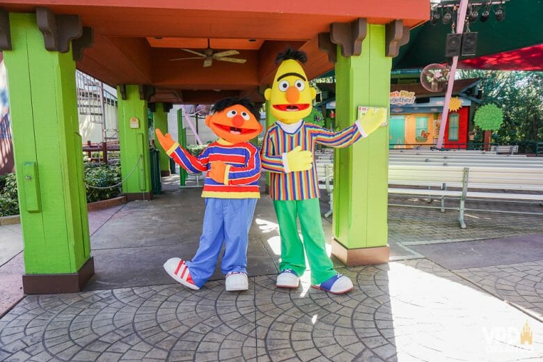 Foto dos personagens da Vila Sésamo Ernie e Bert posando para a foto no Busch Gardens :) 