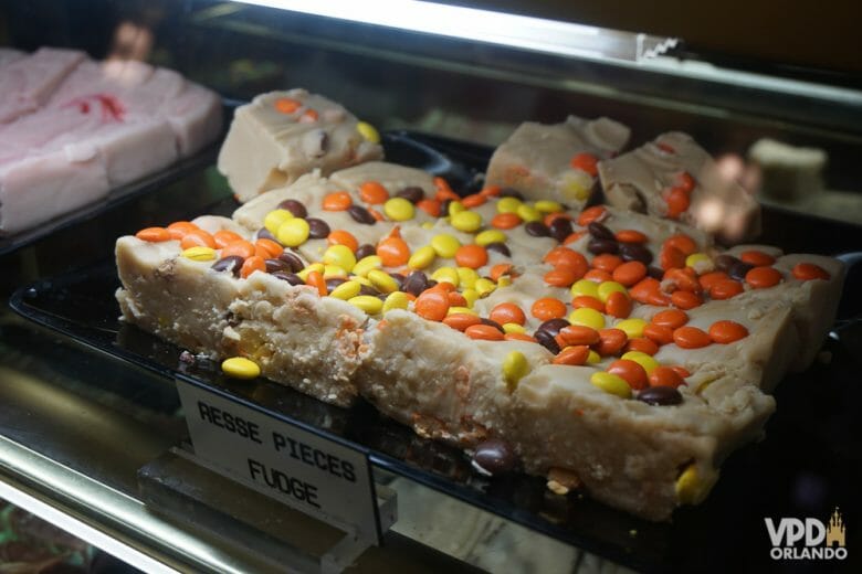 Lojinha de doces no Busch Gardens. Foto de um doce na vitrine de uma loja, feito de amendoim e coberto de M&Ms